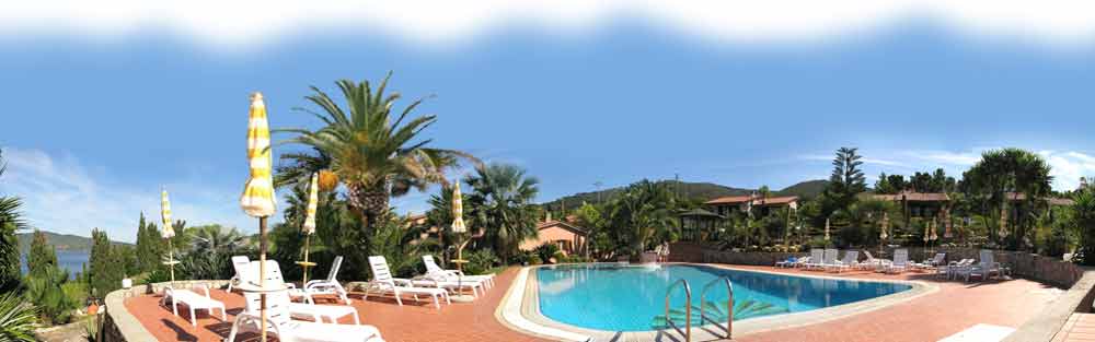 La piscina del Residence Cala dei Peducelli con le casette e il giardino botanico